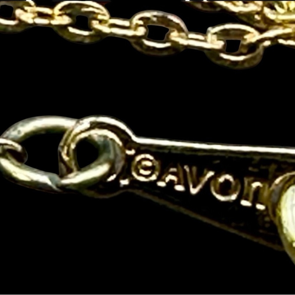 Vintage Avon “Mom” Gold-Tone Dainty Pendant Necklace - Picture 6 of 9